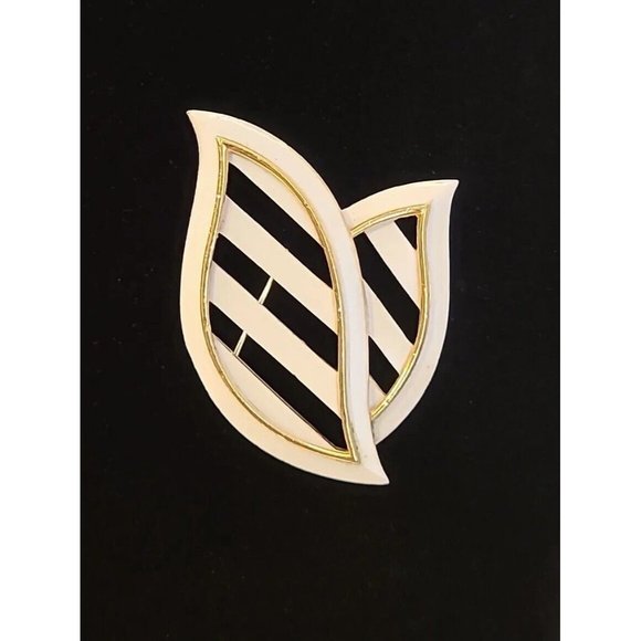 CROWN TRIFARI 2.25" Brooch Pin WHITE ENAMEL Leaf GOLDTONE Vintage - Picture 2 of 8